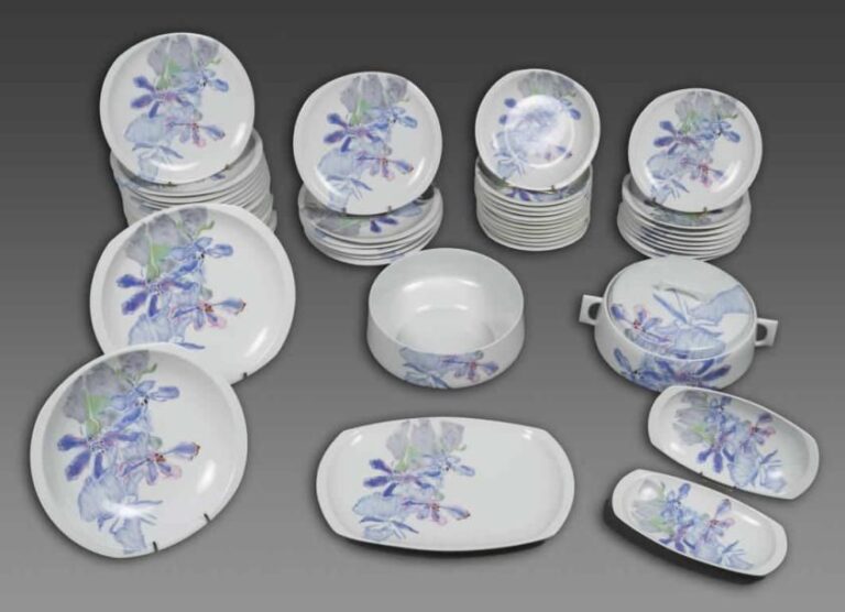 BERNARDAUD LIMOGES - BERNARDAUD & Co Partie de service de table modèle « Procyon », dessins de Chieze,  en porcelaine à décor de fleurs comprenant : - 23 assiettes de tabl