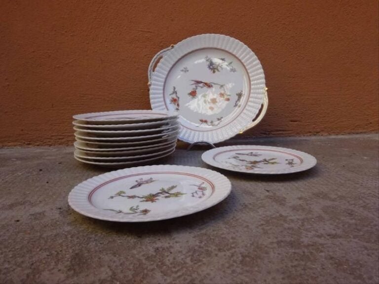 BERNARDAUD, Limoges Suite de dix assiettes à entremets à décor polychrome d'oiseau