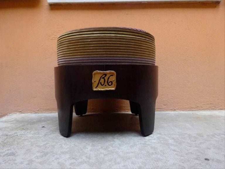 BG - Élizabeth GAROUSTE (Née en 1949) - Mattia BONETTI (Né en 1952) Pouf de modèle Oslo Ottoman quadripode de forme circulaire en contreplaqué de zébrano thermoformé, assise formée d'un coussin tambour recouvert d'un velours côtelé dans les tons violets et vert