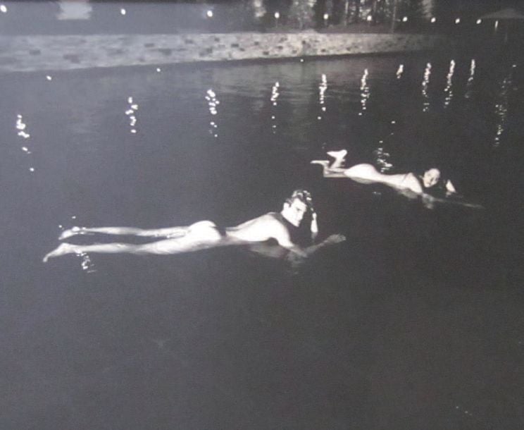 BIARRITZ, AOÛT 2001 (BAIN DE MINUIT DANS LA PISCINE DE LA VILLA DE KARL LAGERFELD)