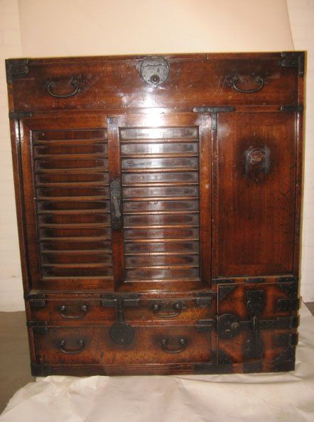 Bibliothèque du début de la période Meiji (1868 - 1880), En bois laqué shunkei avec sa garniture d'origin