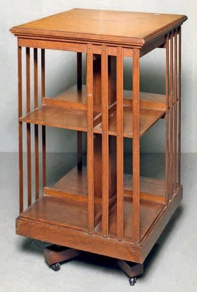 Bibliothèque tournante en chêne à deux niveaux, pied central sur roulettes Angleterre, début du XXe siècle Hau