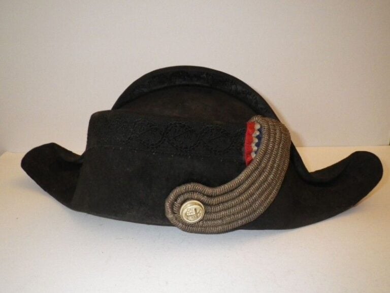 Bicorne d'officier en velours noir, cocarde et bouton à l'ancre Fabrication de Collin à Paris