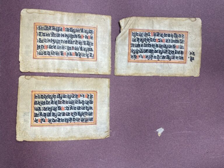 Birmanie - Trois pages miniatures de manuscrits, sanscrit - 10 x 7 cm (chaque f…