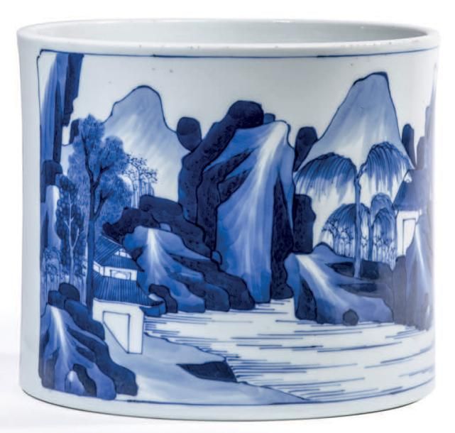 Bitong en porcelaine bleu blanc, à décor en réserve d'une grue parmi des lotus, et d'un paysage lacustre avec pavillons entouré de pics montagneu
