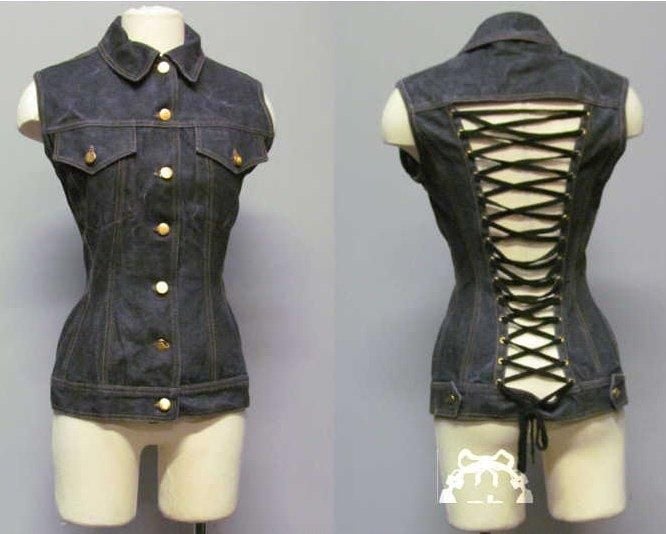 BLOUSON cintré sans manches en jean noir, col rabattu sur simple boutonnage siglé, dos ajouré lacé (TS)