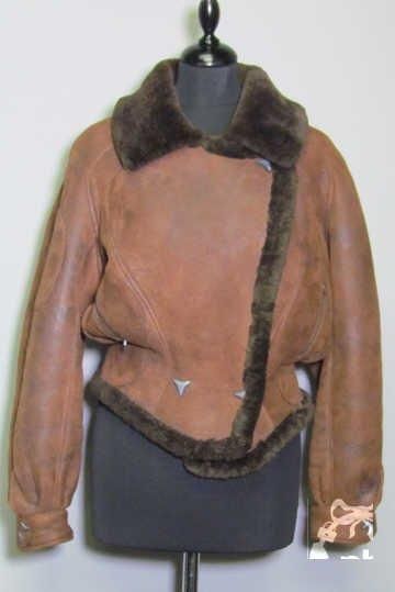BLOUSON de forme entravée en mouton retourné chaudron et chocolat, col cranté transformable sur double boutonnage pressions, rappel sur les poignets droits, trois poches zippées, effet de découpes galbantes (env TS) (légère patine d'usage)