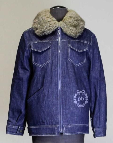 BLOUSON en jean brut doublé d'opossum, col rabattu sur fermeture éclair, quatre poches (env TS)