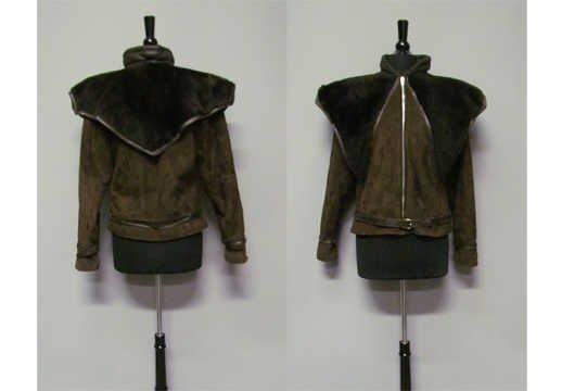 BLOUSON en peau lainée et cuir chocolat, petit col montant sur fermeture éclair, effet d'important bavolet jusqu'au milieu du dos, taille munie de passants et agrémentée d'une ceinture à boucle, celle-ci rehaussée d'une chaîne métallique, rappel au bas des manches longues entravées (env TS) (très légère patine d'usage)