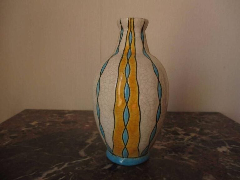 BOCH FRERES LA LOUVIERE Petit vase en faïence émaillé à décor de bandes verticales stylisées bleues et jaunes sur fond blanc craquel