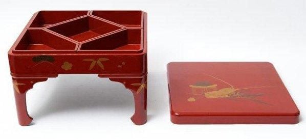 Boite à bento de forme carrée et laquée rouge spécialement conçue pour le repas du nouvel an (shogatsudai