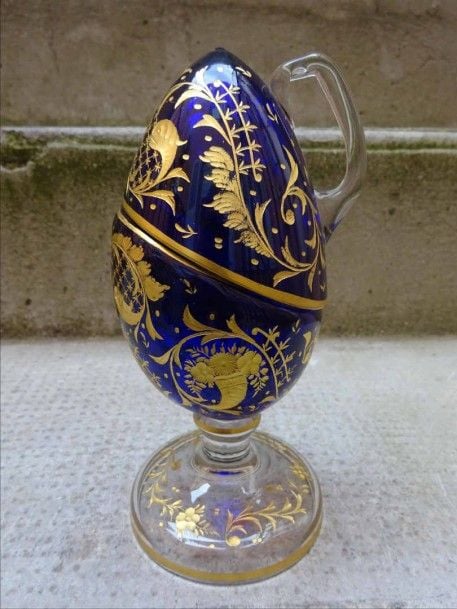 BOÎTE A BIJOUX couverte ovoïde en verre teinté bleu à décor gravé à la meule et rehaussé à l'or de fleurs et de dauphin