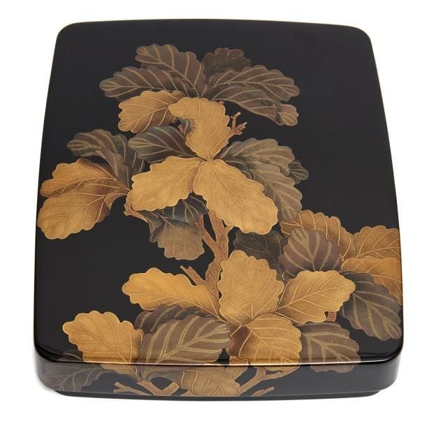 Boite à calligraphie laquée aux bords arrondis et décorée sur l'extérieur de feuilles de chêne dans plusieurs tons en laque dorée maki-