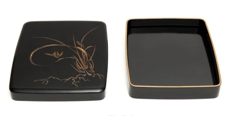 Boîte à calligraphie noire laquée (suzuribako) à coins arrondis, dont les bords sont en laque doré