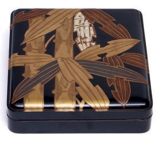 BOÎTE À CALLIGRAPHIE (suzuribako) décorée d'un motif de bambou en laque maki-e en relief dorée et argentée ainsi que d'incrustations de nacr