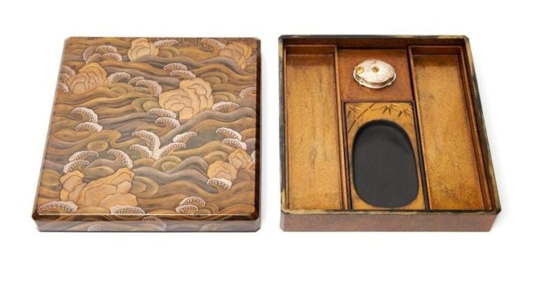 Boite à calligraphie (suzuribako) laquée décorée de rochers et de vagues en laque maki-e dorée et argenté