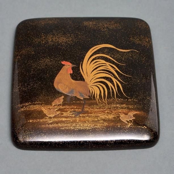 BOÎTE À CALLIGRAPHIE (suzuribako) laquée noire et délicatement décorée d'un joli motif figurant un coq et trois poussins, le tout en laque maki-e dorée et argentée embelli de tons rouge et de poudre d'o
