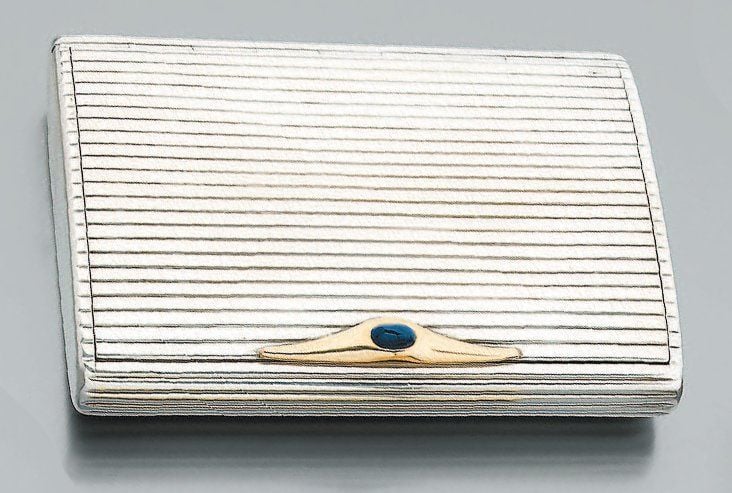 BOÎTE À CIGARETTES en argent godronné, fermoir en or jaune serti d'une pierre bleue cabocho