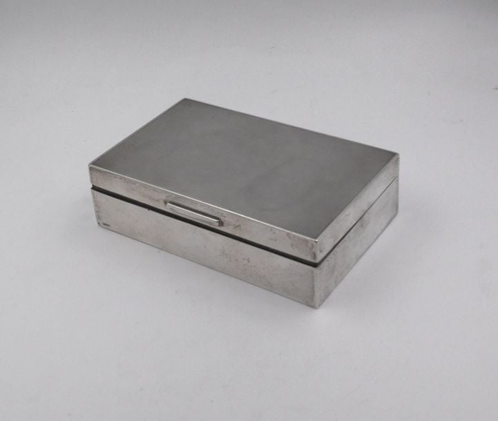 Boîte à cigarettes en argent guilloché, de forme rectangulair