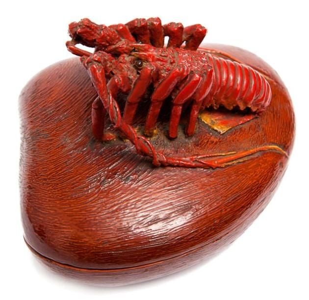 Boite à confiserie en laque rouge en forme de palourde à décor d'un homard sur le dessu