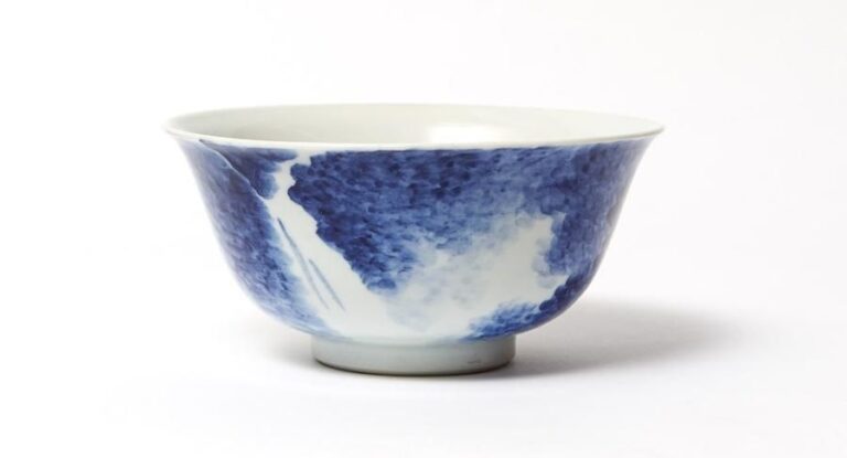 Boite à confiserie (kashibachi) en porcelaine blanche aux nuances bleutée