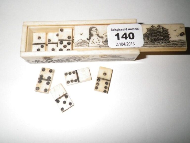 Boîte à dominos miniature en ivoire toutes faces gravées de scènes maritimes: sirène, vaisseaux, phar