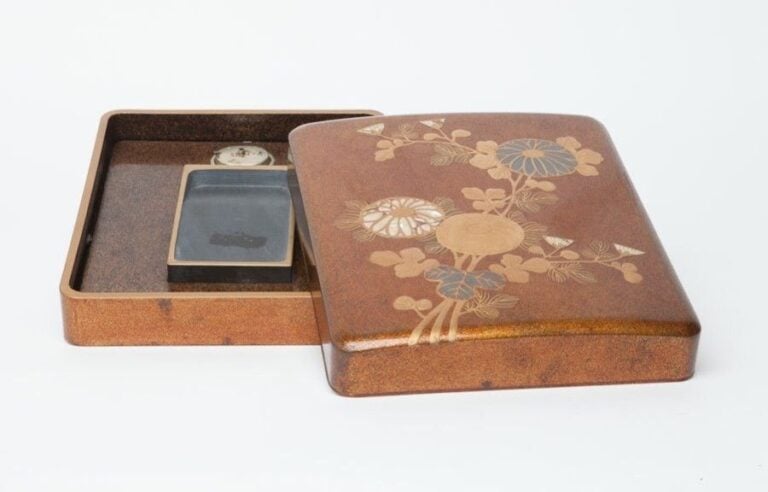 Boîte à écrire laquée (suzuri bako) à décor de fleurs et nacr