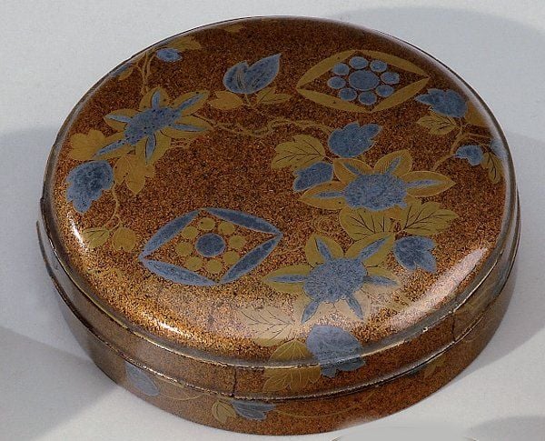 Boîte à miroir en laque nashiji décoré en hira maki-e de laque or et argent d'armoieries "mon" fleurs et feuillag