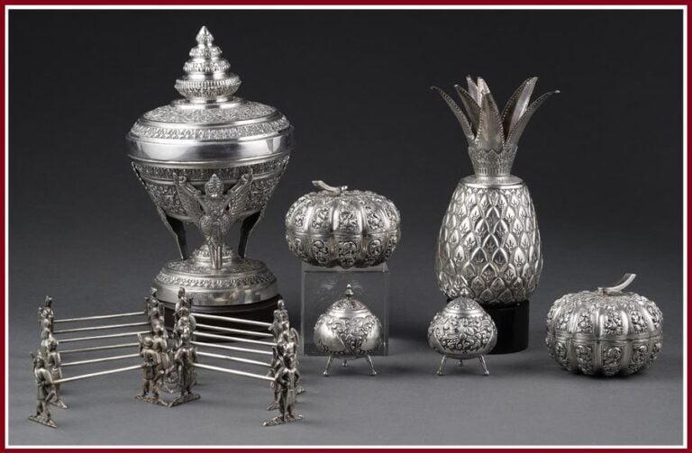 BOÎTE A OFFRANDES EN ARGENT AUX TROIS GARUDA CARYATIDES
