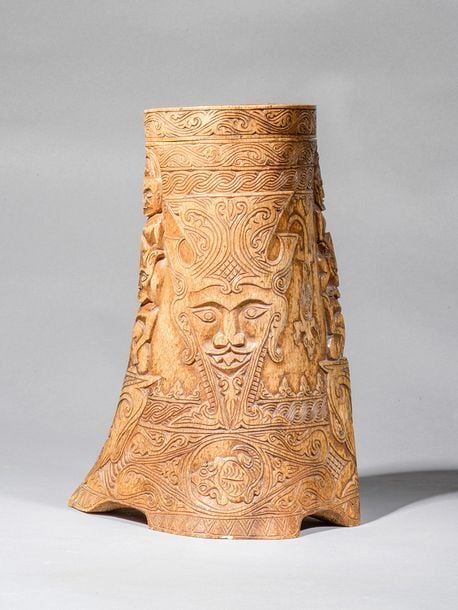 Boîte à onguent en os sculpté, gravé et vernis, à décor de personnages maléfiques, crocodiles et frise