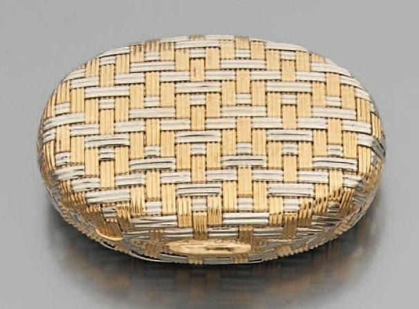 BOÎTE À PILULES de forme ovale en or jaune et or gris tressés à motifs géométrique