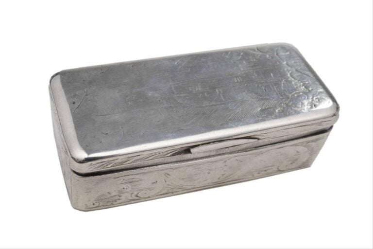 Boîte à priser rectangulaire en argent 84 zolotniks (875 millièmes), le couvercle s'ouvrant à charnière anciennement à décor niellé d'une vue de Moscou dans un entourage de rinceaux (importantes usures