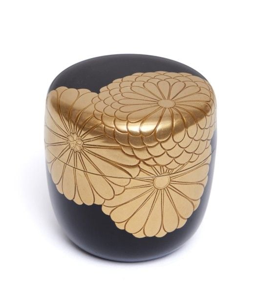 Boite à thé (?natsume) laquéenoire décorée de trois fleurs de chrysanthèmes en laque dorée en relie