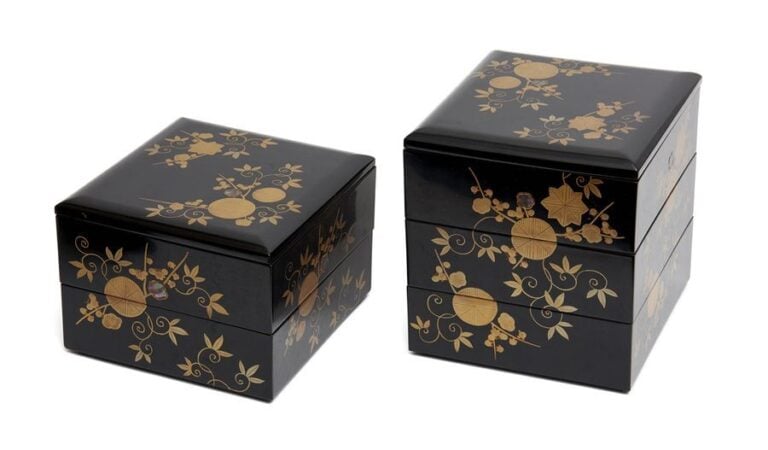 Boîte alimentaire(bento) laquée noire, complète, composée de cinq parties et assortie de deux couvercle