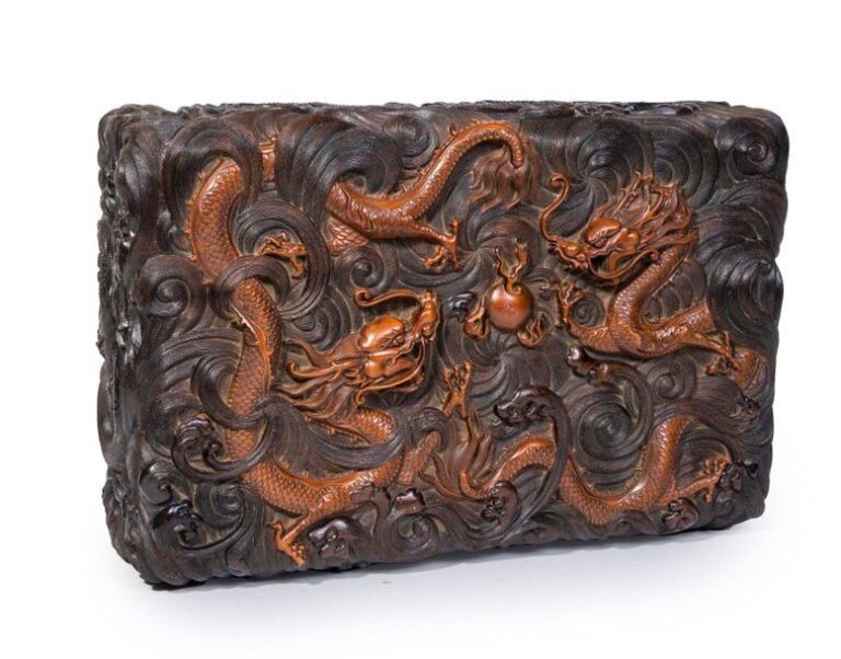 Boîte chinoise en bois dur à décor en relief de dragons jouant avec une perle flamboyante (long-xi-zhu), intérieur doublé de broderi