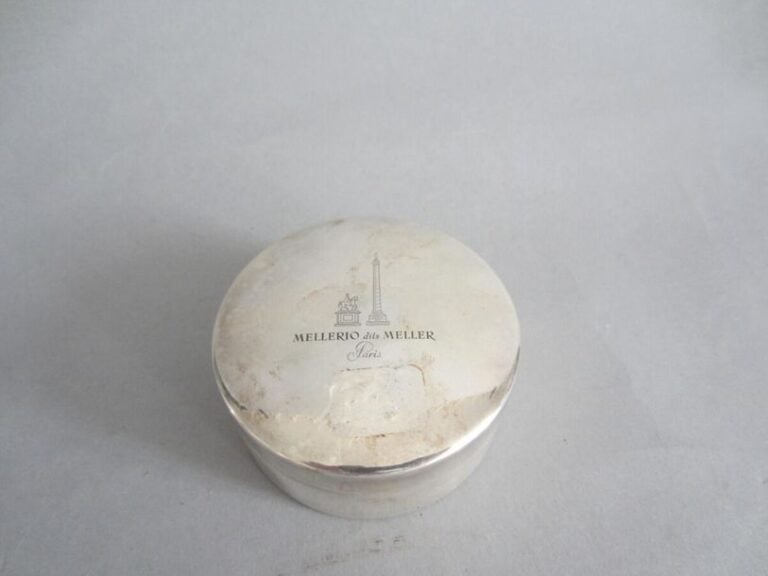 Boîte circulaire en métal argenté gravée "Mellerio dits Meller, Paris" sur le couvercl