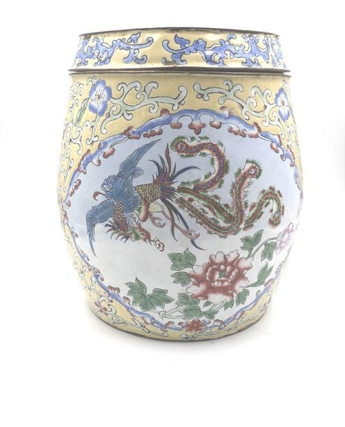 Boîte couverte à décor émaillé sur fond jaune de fleurs, oiseaux et phénix dans des réserves et de deux canards mandarins sur le couvercl