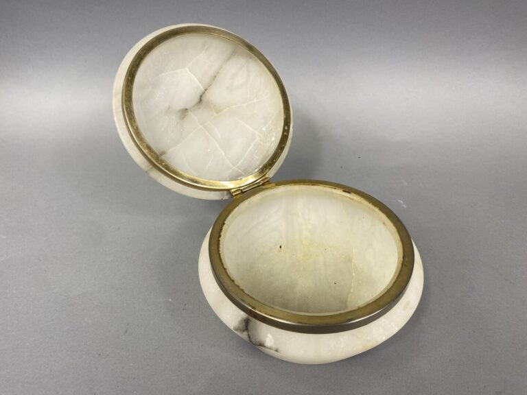 Boîte couverte de forme ronde en albâtre - Diam : 12 cm - H : 7 cm - (petits él…