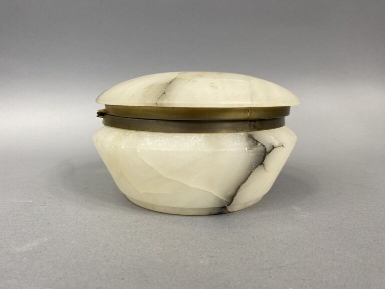 Boîte couverte de forme ronde en albâtre - Diam : 12 cm - H : 7 cm - (petits él…