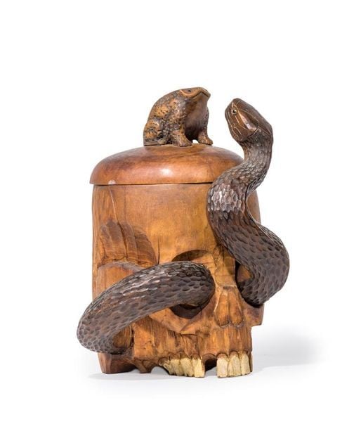 BOÎTE COUVERTE EN BOIS SCULPTE A L'IMITATION D'UN CRÂNE / MEMENTO MORI