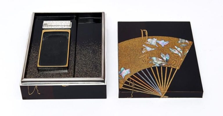Boite de calligraphie (suzuribako) décorée de laque dorée maki-e sur tons argentés et roug