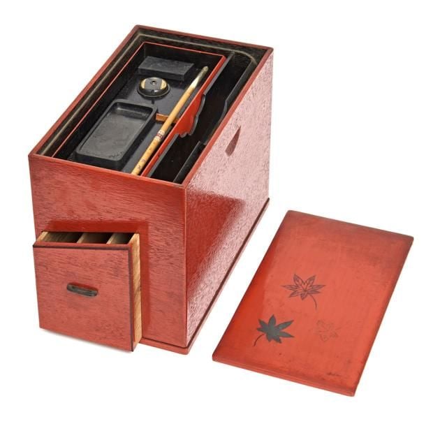 Boite de calligraphie suzuribako garnie de laque roug