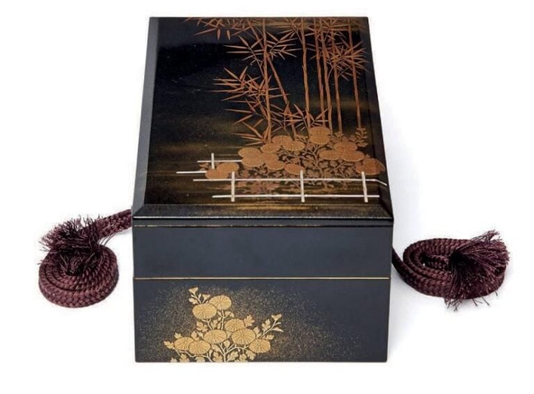 BOÎTE DE CALLIGRAPHIE (suzuribako) laquée noire avec deux compartiment