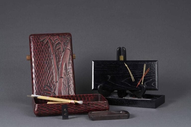 BOITE ECRITOIRE, SURUZI BAKO Japon, Epoque XXe siècle Couvercle, quadrangulaire et à bords arrondi