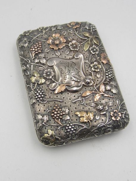 Boîte en argent repoussé (minimum 800 millièmes) et feuille d'or à décor de fleurs et grappes de raisin sur fond pointillé, chiffrée MB dans un cartouch