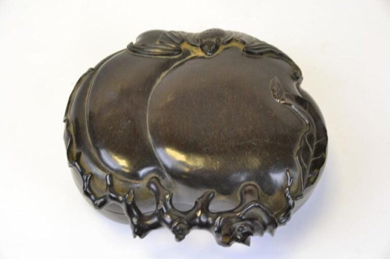 BOITE EN BOIS, EN FORME DE PECHE DE LONGEVITE SCULPTEE