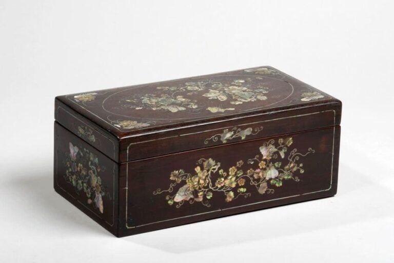 Boite en bois naturel à décor en incrustation de nacre de papillons parmi les fleurs et les vrille