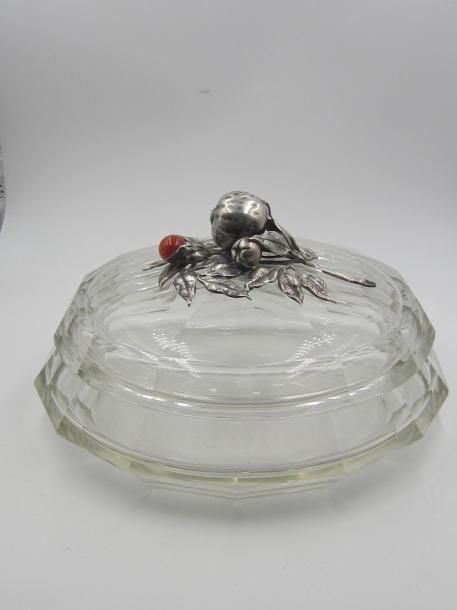 BOÎTE en cristal taillé surmontée d'un motif végétal en argent (800 ‰) et pierres dure