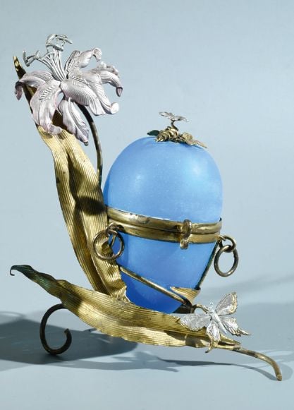 Boîte en forme d'oeuf en opaline bleue satinée dans une monture en pomponne à motif d'iris et de papillo