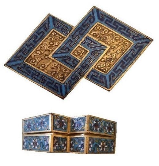 BOÎTE EN FORME DE DOUBLE LOSANGE EN EMAUX CLOISONNES SUR BRONZE, FANGSHENG ??